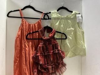 Lot 851  
            Birmingham SR107 - Parcel Delivery Only 

                
4 X CLOTHING ITEMS TO INCLUDE JOHN LEWIS & PARTNERS CRINKLE SHL TOP IN GREEN SIZE 12