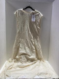 Lot 855  
            Birmingham SR107 - Parcel Delivery Only 

                
JOHN LEWIS & PARTNERS SLEEVELESS LACE DRESS IN OFF WHITE SIZE 16