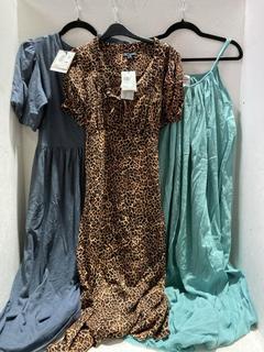 Lot 857  
            Birmingham SR107 - Parcel Delivery Only 

                
3 X CLOTHING ITEMS TO INCLUDE JOHN LEWIS & PARTNERS TORI DRESS BL BLADE IN BLUE S...