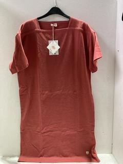 Lot 859  
            Birmingham SR107 - Parcel Delivery Only 

                
JOHN LEWIS & PARTNERS ROBE IN ROSE SIZE M ORIGINAL RRP 110