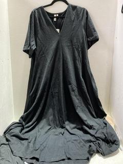 Lot 861  
            Birmingham SR107 - Parcel Delivery Only 

                
4 X ASSORTED CLOTHING ITEMS TO INCLUDE ALEX PLEAT DRESS IN BLACK SIZE 16
