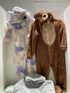 Lot 867  
            Birmingham SR107 - Parcel Delivery Only 

                
3 X SNOODIE DRESSING GOWNS