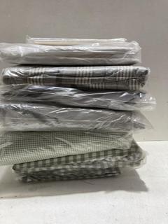 Lot 871  
            Birmingham SR107 - Parcel Delivery Only 

                
6 X ASSORTED BEDDING SETS TO INCLUDE JOHN LEWIS & PARTNERS SINGLE BRUSHED COTTON ...