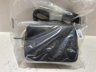 Lot 872  
            Birmingham SR107 - Parcel Delivery Only 

                
JOHN LEWIS & PARTNERS COL BLACK CAMERA BAG BLACK