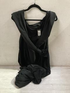 Lot 899  
            Birmingham SR107 - Parcel Delivery Only 
                
RALPH LAUREN LEONIDAS GOWN IN BLACK SIZE 20 ORIGINAL RRP £259