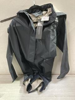 Lot 901  
            Birmingham SR107 - Parcel Delivery Only 
                
ILSE JACOBSEN HORNBAEK WATERPROOF RAIN COAT IN DARK INDIGO SIZE 38 ORIGINAL RRP £157