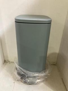 Lot 932  
            Birmingham SR107 - Parcel Delivery Only 
                
JOHN LEWIS & PARTNERS HARD BODY LUGGAGE CASE