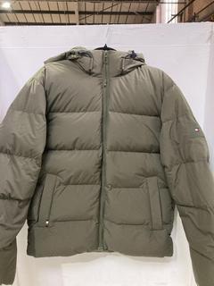 Lot 945  
            Birmingham SR107 - Parcel Delivery Only 
                
TOMMY HILFIGER ADEPT DOWN HOODED PUFFER JACKET IN ARMY GREEN SIZE S
