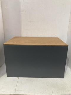 Lot 960  
            Birmingham SR107 - Parcel Delivery Only 

                
GREY BODIED WOODEN STORAGE UNIT