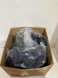 Lot 980  
            Birmingham SR107 - Parcel Delivery Only 
                
BOX OF WOMEN'S CLOTHING ITEMS APPROX VALUE £150