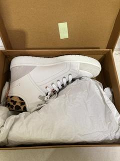 Lot 992  
            Birmingham SR107 - Parcel Delivery Only 
                
LEATHER HIGH TOP TRAINERS IN WHITE