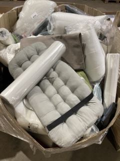 Lot 1043  
            Birmingham SR106 - Collection or Optional Delivery Available 

                
PALLET OF ITEMS TO INCLUDE HEKO MERCEDES SPRINTER W906 200-2018 PART (ALL PALLET ...