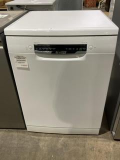 Lot 66  
            Birmingham SR106 - Collection or Optional Delivery Available 

                
BOSCH SERIES 4 14 PLACE SETTING FREESTANDING DISHWASHER IN WHITE - SMS4EMW06E - (...
