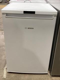Lot 69  
            Birmingham SR106 - Collection or Optional Delivery Available 

                
BOSCH FREESTANDING UNDER COUNTER FREEZER IN WHITE - GTV15NWEBG/02 - (003429701) O...
