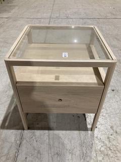 Lot 166  
            Birmingham SR103  - Collection or Optional Delivery Available 

                
DAVID PHILLIPS GLASS TOP OAK SPINDLE BEDSIDE ORIGINAL RRP £539