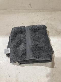 Lot 232  
            Birmingham SR103  - Collection or Optional Delivery Available 

                
JOHN LEWIS & PARTNERS 5X ASSORTMENT OF TOWELS TO INCLUDE EGYPTIAN COTTON BATH TOW...