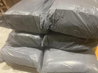 Lot 411  
            Birmingham SR103  - Collection or Optional Delivery Available 

                
PALLET OF ASSORTED BED ITEMS TO INCLUDE SNUGGLEDOWN LUXURIOUS EXTRA DEEP FILLING ...