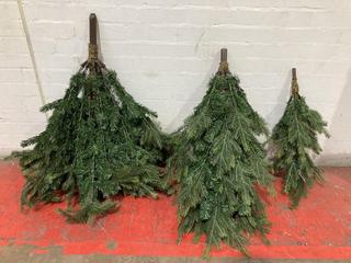 Lot 85  
            Birmingham SR103  - Collection or Optional Delivery Available 

                
THE WHITE COMPANY 5FT PINE CHRISTMAS TREE (BASE MISSING)