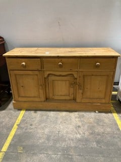 Lot 101  
            Birmingham - Collection Only 

                
ANTIQUE EFFECT SIDEBOARD