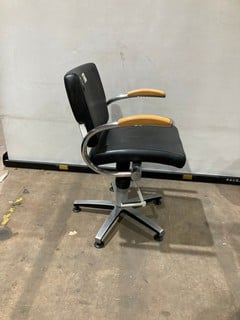 Lot 110  
            Birmingham - Collection Only 

                
2 X HEIGHT ADJUSTABLE CHAIRS