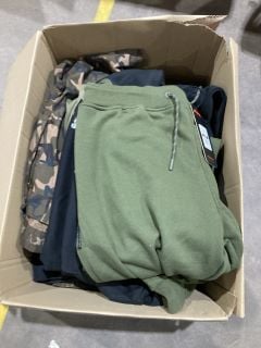 Lot 33  
            Birmingham - Collection Only 

                
ASSORTMENT OF CLOTHING TO IN FOX XXXL JOGGER GREEN/SILVER