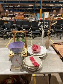 Lot 40  
            Birmingham - Collection Only 

                
ASSORTMENT OF HOME DECOR INCULDE WOOD BOTTLE WINE HOLDER