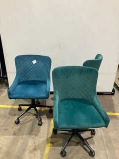 Lot 78  
            Birmingham - Collection Only 

                
3 X VELVET DINING CHAIRS