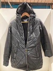 Lot 109  
            BIRMINGHAM SR111 - PARCEL DELIVERY ONLY 

                
2 X ITEMS TO INCLUDE STUDIO COAT SIZE 8 IN BLACK.