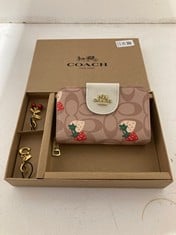 Lot 126  
            BIRMINGHAM SR111 - PARCEL DELIVERY ONLY 
                
COACH PURSE WITH 2 ATTACHMENTS.