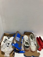 Lot 157  
            BIRMINGHAM SR111 - PARCEL DELIVERY ONLY 

                
3 X SHOES ITEMS TO INCLUDE ADIDAS HANDBALL SPEZIAL UNISEX UK SIZE 10.5.