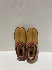 Lot 164  
            BIRMINGHAM SR111 - PARCEL DELIVERY ONLY 

                
1X UGG SLIPPERS SIZE 39.