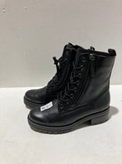 Lot 168  
            BIRMINGHAM SR111 - PARCEL DELIVERY ONLY 

                
1X GABOR LADIES COMBAT BOOTS WITH REMOVABLE INSOLE SIZE UK 4.