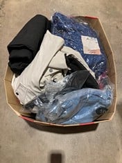 Lot 216  
            BIRMINGHAM SR111 - PARCEL DELIVERY ONLY 
                
22 X ITEMS OF LADIES CLOTHING TO INCLUDE F&F COAT UK SIZE MEDIUM.