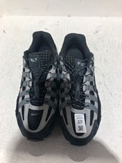 Lot 227  
            BIRMINGHAM SR111 - PARCEL DELIVERY ONLY 
                
NIKE BOWERMAN SERIES TRAINER SIZE 7 BLACK..