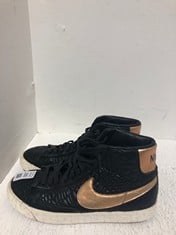 Lot 230  
            BIRMINGHAM SR111 - PARCEL DELIVERY ONLY 
                
NIKE SPORT TRAINER SIZE 4.