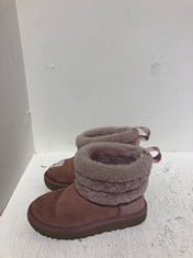 Lot 231  
            BIRMINGHAM SR111 - PARCEL DELIVERY ONLY 
                
CHILD’S UGG BOOT SIZE 3.