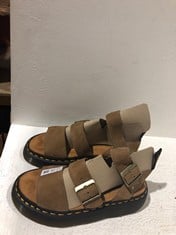 Lot 232  
            BIRMINGHAM SR111 - PARCEL DELIVERY ONLY 
                
DR MARTENS SANDAL SHOE IN BEIGE SIZE 4.