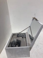 Lot 239  
            BIRMINGHAM SR111 - PARCEL DELIVERY ONLY 
                
LOT OF 2 JEWELLERY BOXES.