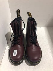 Lot 248  
            BIRMINGHAM SR111 - PARCEL DELIVERY ONLY 

                
DR MARTENS BLOOD RED SIZE 6/8 HOLE BOOTS.