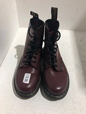Lot 249  
            BIRMINGHAM SR111 - PARCEL DELIVERY ONLY 

                
DR MARTENS BLOOD RED 8 HOLE BOOTS SIZE 6.