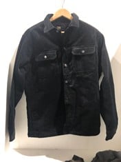 Lot 250  
            BIRMINGHAM SR111 - PARCEL DELIVERY ONLY 

                
MEN’S CLOTHING INCLUDES NEXT CORDUROY JACKET.