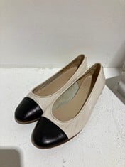 Lot 259  
            BIRMINGHAM SR111 - PARCEL DELIVERY ONLY 
                
QUANTITY OF ITEMS TO INCLUDE LADIES SHOES CECILIA QUINN, SIZE 4.