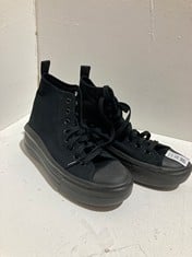 Lot 262  
            BIRMINGHAM SR111 - PARCEL DELIVERY ONLY 
                
CONVERSE BLACK LADIES TRAINERS SIZE 4.
