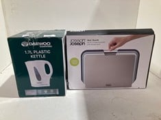 Lot 294  
            BIRMINGHAM SR111 - PARCEL DELIVERY ONLY 

                
2 X ITEMS TO INCLUDE DAEWOO 1.7 L PLASTIC KETTLE.