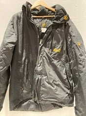 Lot 310  
            BIRMINGHAM SR111 - PARCEL DELIVERY ONLY 
                
BLACK JACKET JACK WOLFSKIN SIZE UK 44/46.