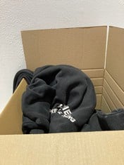 Lot 312  
            BIRMINGHAM SR111 - PARCEL DELIVERY ONLY 
                
6 ITEMS FEMALE CLOTHING TO INCLUDE BROWN CHECKED SHIRT.