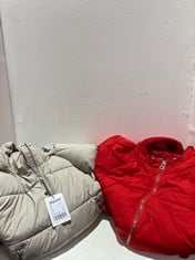 Lot 314  
            BIRMINGHAM SR111 - PARCEL DELIVERY ONLY 
                
2X COATS TO INCLUDE PUFFIT SIZE L & PULL AND BEAR SIZE L.