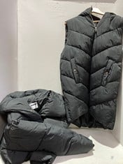 Lot 315  
            BIRMINGHAM SR111 - PARCEL DELIVERY ONLY 
                
2X PUFFER COATS SIZE L.