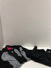 Lot 317  
            BIRMINGHAM SR111 - PARCEL DELIVERY ONLY 
                
21X LADIES CLOTHING ITEMS TO INCLUDE NEW LOOK BLACK BLOUSE.