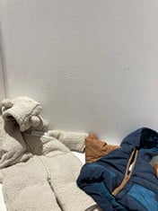 Lot 318  
            BIRMINGHAM SR111 - PARCEL DELIVERY ONLY 
                
40X KIDS & TODDLER CLOTHES TO INCLUDE ITEMS M&S BODY WARMER AGE 9 -12 MONTHS.